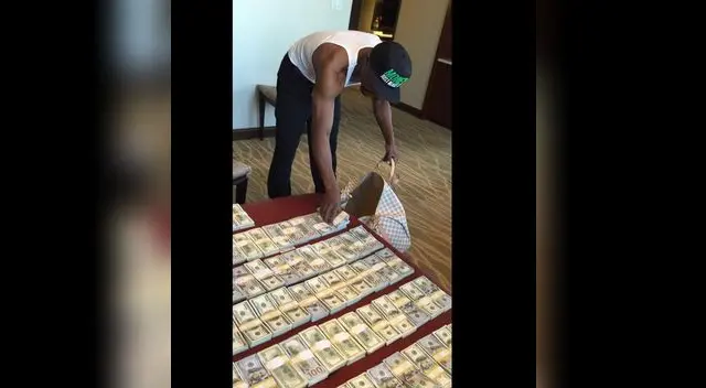 Floyd Mayweather contando su fajos de dólares.
