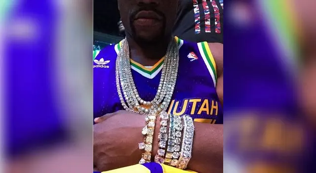 Floyd Mayweather mostrando sus diamantes.