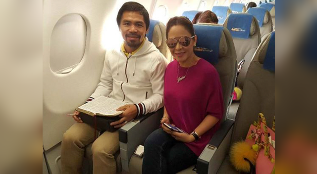 Pacquiao viajando en clase económica junto a su esposa.