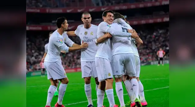 Real madri celebra que ya es líder de la Liga española.