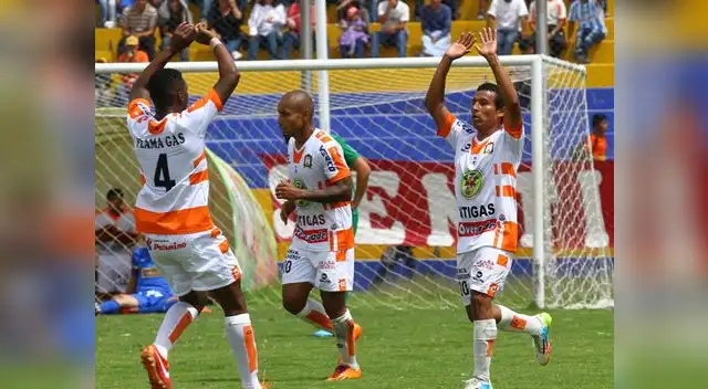 Universitario venció 2-1 a Ayacucho FC y se alejó de la zona del descenso Universitario venció 2-1 a Ayacucho FC y se alejó de la zona del descenso
