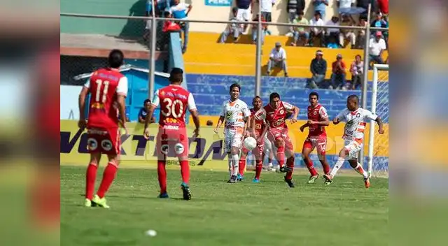 Universitario venció 2-1 a Ayacucho FC y se alejó de la zona del descenso Universitario venció 2-1 a Ayacucho FC y se alejó de la zona del descenso