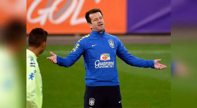 Romario acusó a Dunga de favorecer empresarios en la Selección de Brasil. Romario acusó a Dunga de favorecer empresarios en la Selección de Brasil.