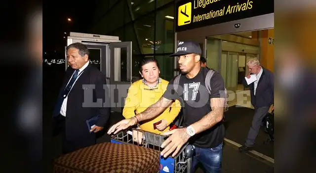 Jefferson Farfán arribó esta noche para partidos con Colombia y Chile por Eliminatorias