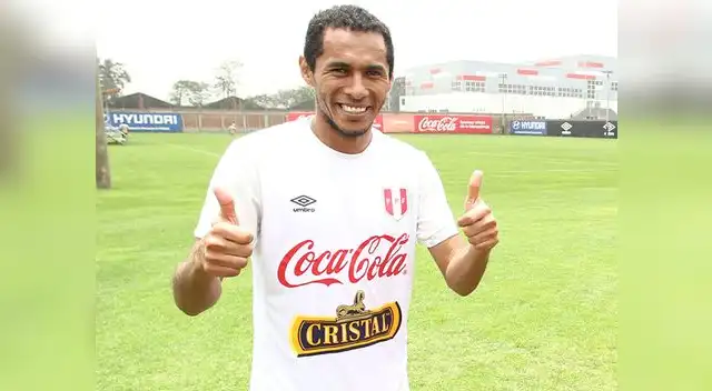 Carlos Lobatón debutó con la Selección Peruana ante Brasil en 2008. Carlos Lobatón debutó con la Selección Peruana ante Brasil en 2008.