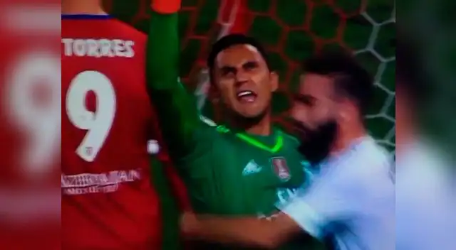 Keylor Navas apunta al cielo y es abrazado por Carvajal luego de su penal atajado a Griezmann. Keylor Navas apunta al cielo y es abrazado por Carvajal luego de su penal atajado a Griezmann.