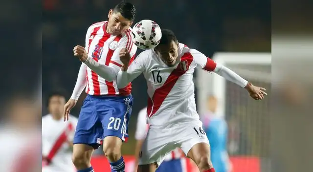 Néstor Ortigoza disputa el balón con Carlos Lobatón en el Perú vs. Paraguay por Copa América.