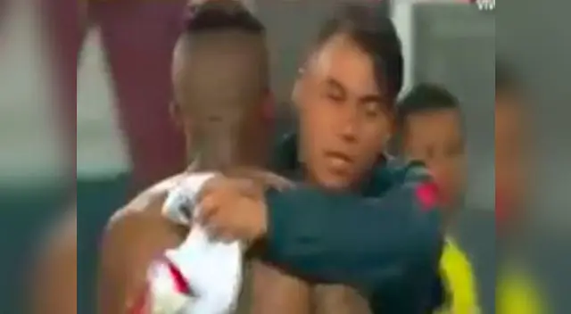 ¿Jefferson Farfán se limpió la nariz con camiseta de Eduardo Vargas? ¿Jefferson Farfán se limpió la nariz con camiseta de Eduardo Vargas?
