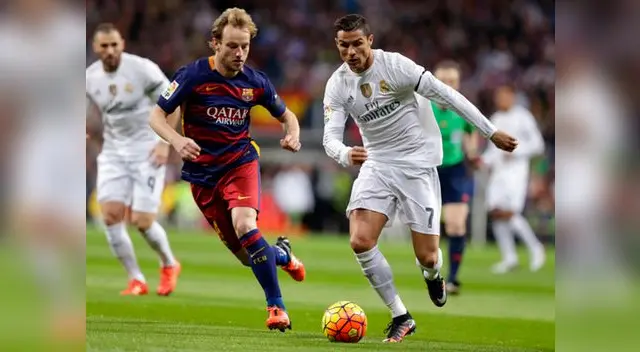 Real Madrid vs. Barcelona: Cristiano Ronaldo supera a Ivan Rakitic. Real Madrid vs. Barcelona: Cristiano Ronaldo supera a Ivan Rakitic.