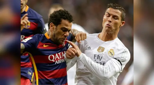 Real Madrid vs. Barcelona: Dani Alves disputa el balón con Cristiano Ronaldo. Real Madrid vs. Barcelona: Dani Alves disputa el balón con Cristiano Ronaldo.