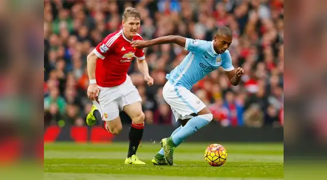 Manchester United vs. Manchester City: Schweinsteiger en la lucha por el balón 