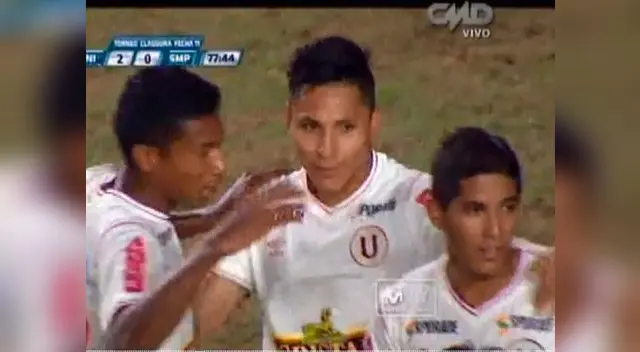Raúl Ruidíaz celebra su gol con Roberto Siucho y Enmanuel Páucar.