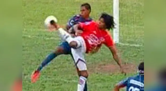 Lionard Pajoy mete el taconazo ante la presencia de Requena.