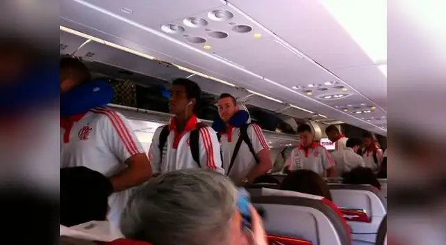 El Flamengo de Paolo Guerrero no la pasa bien en el Brasileirao y sus hinchas le reclamaron en pleno avión. El Flamengo de Paolo Guerrero no la pasa bien en el Brasileirao y sus hinchas le reclamaron en pleno avión.