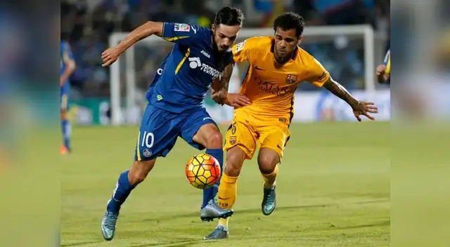 Barcelona vs. Getafe: Pablo Sarabia disputa el balón con Dani Alves.