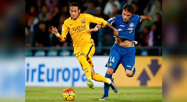 Barcelona vs. Getafe: Neymar disputa el balón con Pedro León.