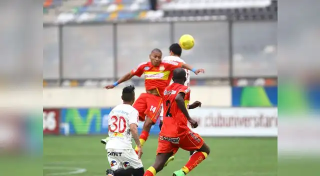 Sport Huancayo: Cleque rechaza una jugada aérea 