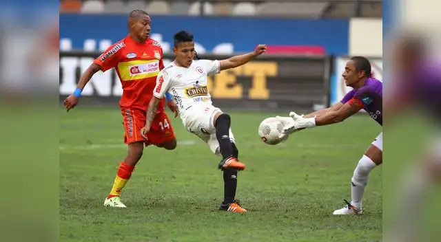 Universitario: Ruidíaz intenta rematar pero Pinto se lo impide 