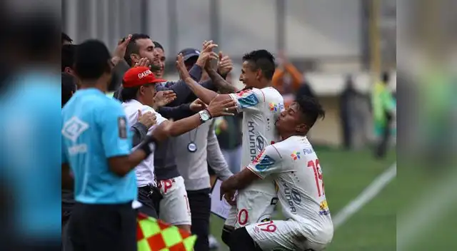 Universitario: delantero celebra su doblete con el portero José Carvallo 