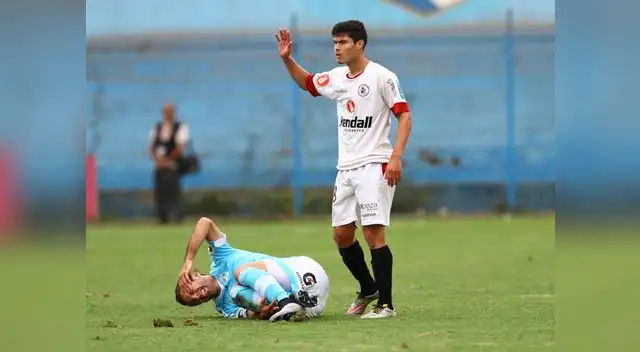 Calcaterra en el suelo tras una dura falta Calcaterra en el suelo tras una dura falta
