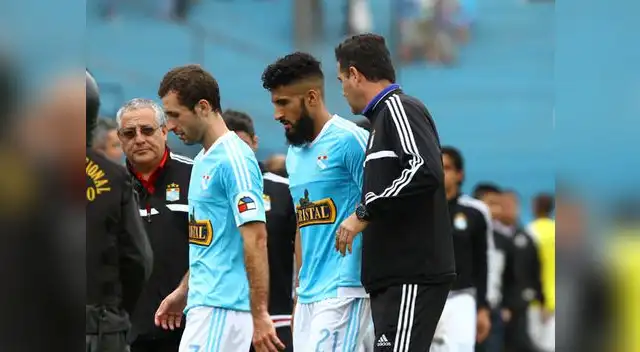 Ahmed tratar de animar a sus jugadoers Ahmed tratar de animar a sus jugadoers