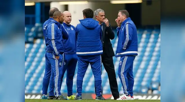 José Mourinho reunido con su comando técnico luego de la caída ante Liverpool. ¿La última cena?