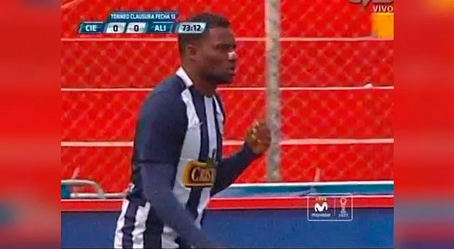 Carlos Preciado se lamenta la ocasión fallada ante Diego Morales. Carlos Preciado se lamenta la ocasión fallada ante Diego Morales.