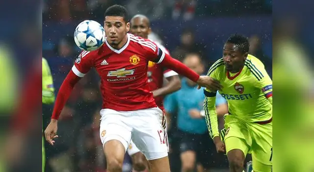 Manchester United vs. CSKA Moscú: Smalling controla el balón 