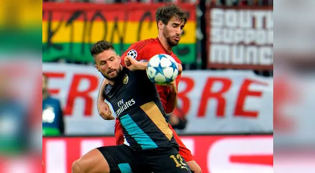 Bayern Múnich vs. Arsenal: Oliver Giourd disputa el balón con Javi Martínez.