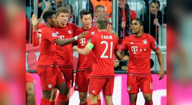 Bayern Múnich vs. Arsenal: Robert Lewandowski celebra su gol con sus compañeros.