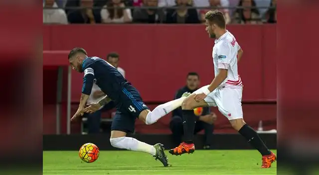 Real Madrid vs. Sevilla: Ramos es derribado en su zona defensiva Real Madrid vs. Sevilla: Ramos es derribado en su zona defensiva