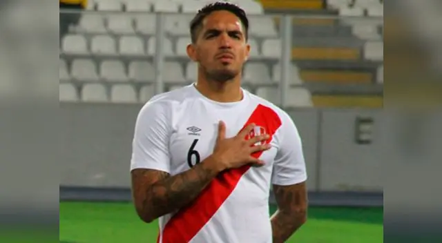 Juan Vargas entona el himno en el Perú vs. Paraguay en el Estadio Nacional en 2014. Juan Vargas entona el himno en el Perú vs. Paraguay en el Estadio Nacional en 2014.