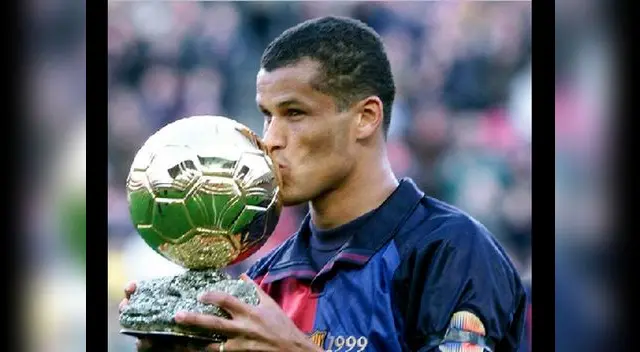 Rivaldo besando su Balón de Oro de 1999