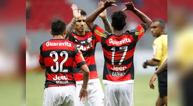 Paolo Guerrero celebra el gol del Flamengo con Gabriel. Paolo Guerrero celebra el gol del Flamengo con Gabriel.