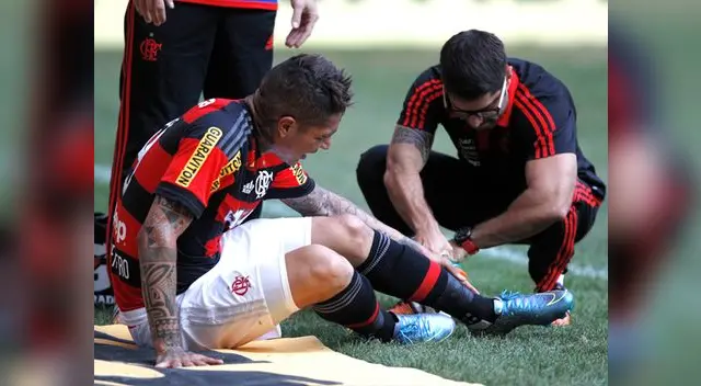 Paolo Guerrero es atendido fuera del campo tras recibir el rigor de la defensa el Ponte Preta. Paolo Guerrero es atendido fuera del campo tras recibir el rigor de la defensa el Ponte Preta.