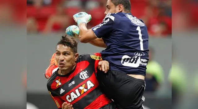 Paolo Guerrero choca con Marcelo Lomba en el Flamengo vs. Ponte Preta. Paolo Guerrero choca con Marcelo Lomba en el Flamengo vs. Ponte Preta.