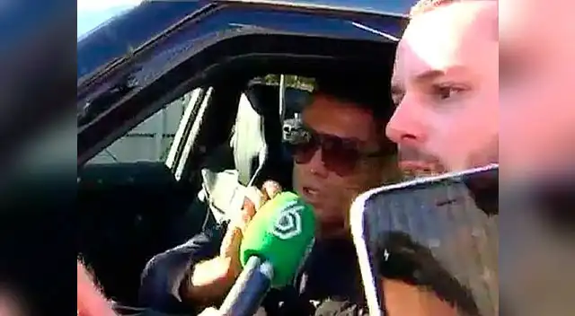 Cristiano Ronaldo empuja el micrófono de periodista Cristiano Ronaldo empuja el micrófono de periodista