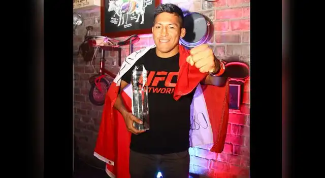 Enrique Barzola posando con su titulo y la bandera del Perú Enrique Barzola posando con su titulo y la bandera del Perú