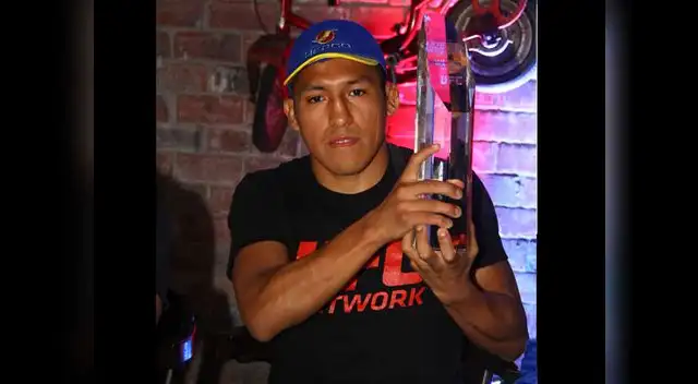 Enrique Barzola posando con su titulo Enrique Barzola posando con su titulo
