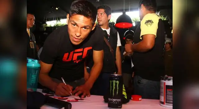 Enrique Barzola en firma de autografos Enrique Barzola en firma de autografos