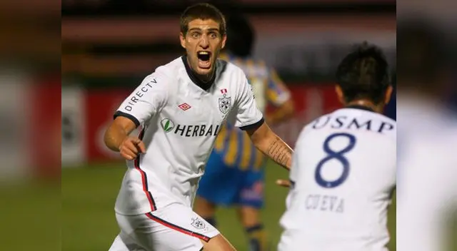 Carlos Marinelli celebra con Christian Cueva el 2-0 a San Luis por Copa Libertadores 2011.