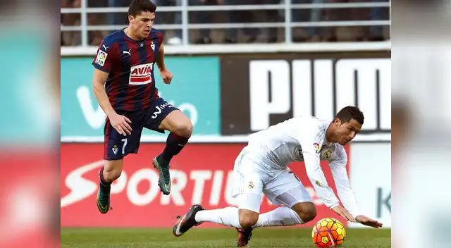 Real Madrid vs. Eibar: Ronaldo cae en el área del Eibar 