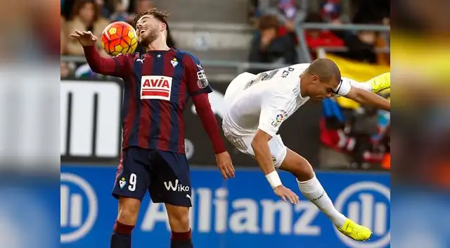 Real Madrid vs. Eibar: Pepe intenta rechazar un balón 