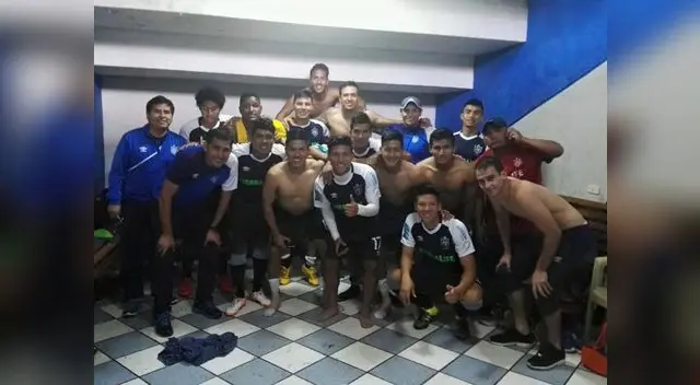 La Reserva de la San Martín celebra el título en los camerinos del Garcilaso de la Vega. La Reserva de la San Martín celebra el título en los camerinos del Garcilaso de la Vega.