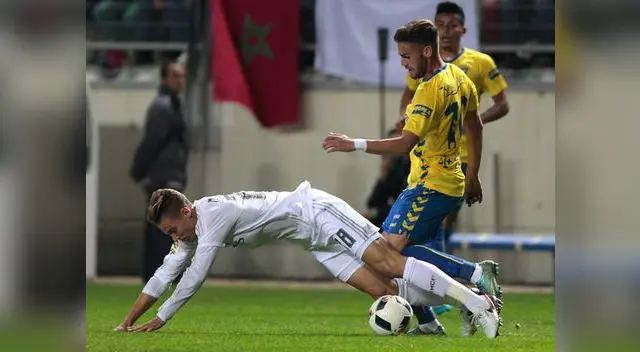 Lucas Vásquez cae al campo tras la marca del jugador del Cádiz  Lucas Vásquez cae al campo tras la marca del jugador del Cádiz