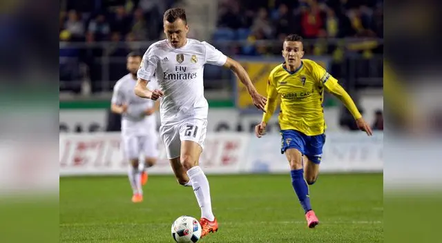 Denis Cheryshev se escapa de la marca rival  Denis Cheryshev se escapa de la marca rival