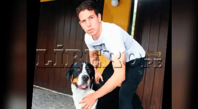 Adrián Ugarriza posa junto a su mascota para el lente de LÍBERO. Adrián Ugarriza posa junto a su mascota para el lente de LÍBERO.