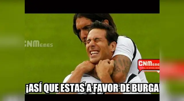 Hinchada peruana burlándose de Manuel Burga