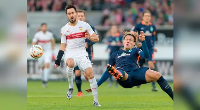 Werder Bremen vs. Stuttgart: Fritz lucha una balón 