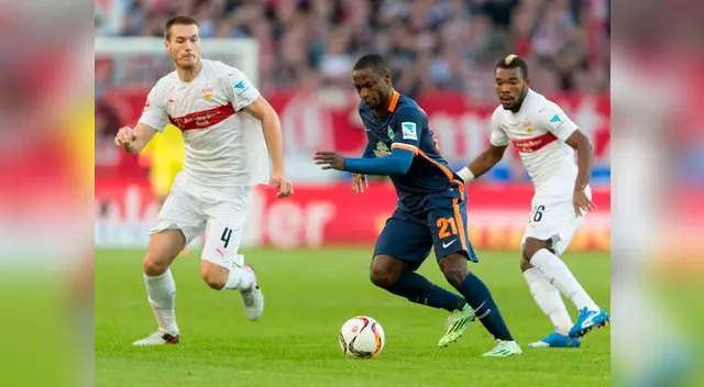 Werder Bremen vs. Stuttgart: Ujah domina el balón ante la defensa rival 